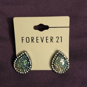 ⭐️ 2/$12 Pretty earrings!